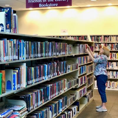 Woman standing in front of book shelves