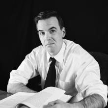 Black and white photo of Jonathan Moonen as Roald Dahl